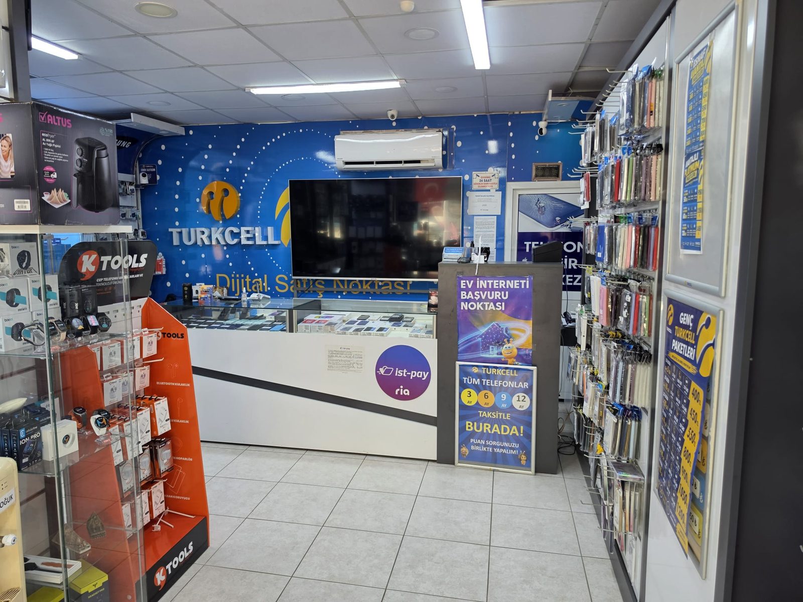 Meblay Bilişim mağaza içi cep telefonu ve aksesuar reyonu